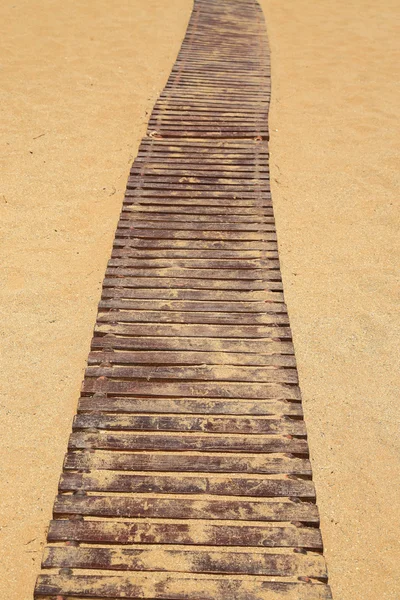 Sendero de madera en la playa de arena —  Fotos de Stock