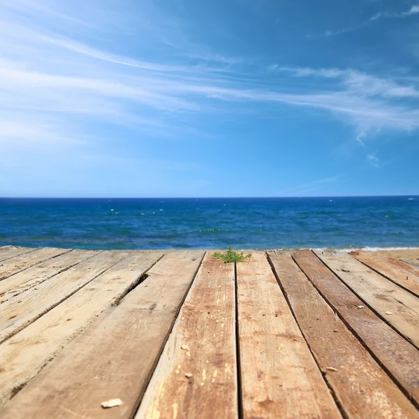 Cubierta de madera con mar y cielo azul —  Fotos de Stock