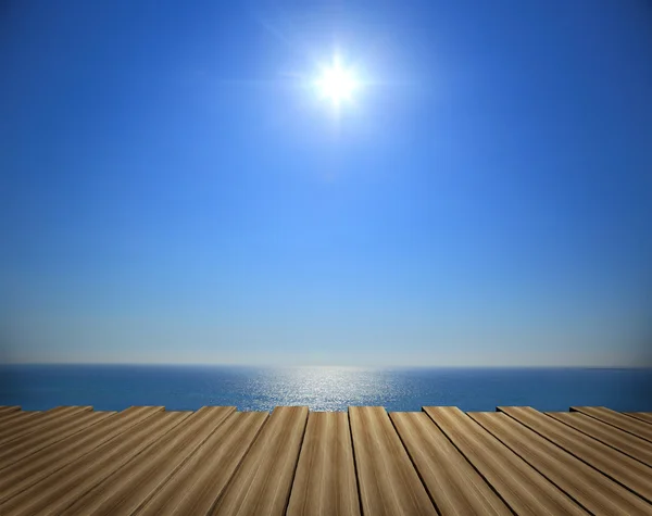 Deniz, güneş ve mavi gökyüzü ile ahşap güverte — Stok fotoğraf