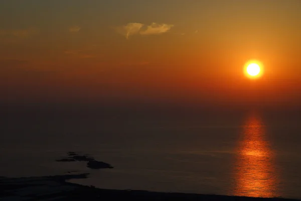 Goldener Sonnenuntergang mit Spiegelung auf dem Meer — Stockfoto