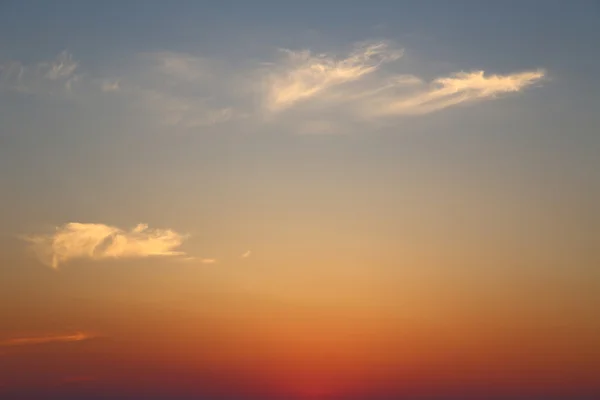 Zachód słońca niebo z chmur i kolory — Zdjęcie stockowe