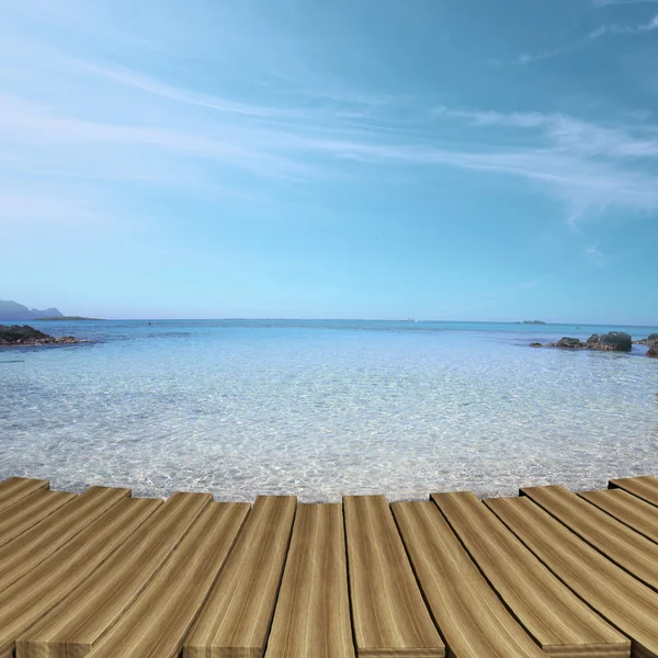 Cubierta de madera con aguas de color turquesa y cielo —  Fotos de Stock