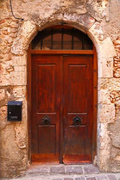 Porta desgastada na cidade velha de Chania, ilha de Creta — Fotografia de Stock