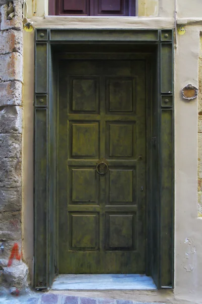 Weathered door on the old town of Chania, Crete island — Stock Photo, Image