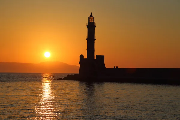 Deniz feneri siluet günbatımı Hanya, Girit — Stok fotoğraf