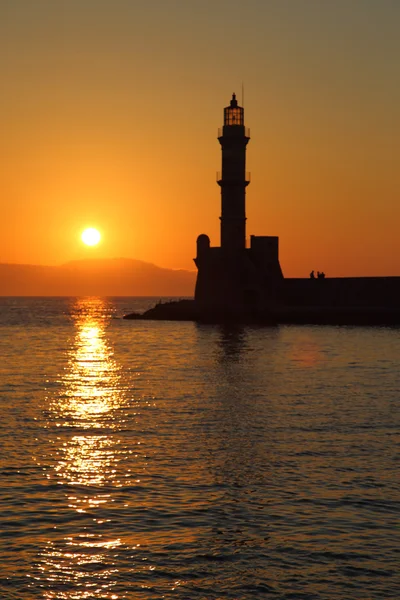 Deniz feneri siluet günbatımı Hanya, Girit — Stok fotoğraf