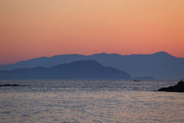 Μακρινά βουνά στο σούρουπο view Θαλασσογραφία — Φωτογραφία Αρχείου