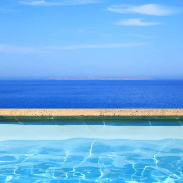 Vista sul mare dal lato piscina — Foto Stock