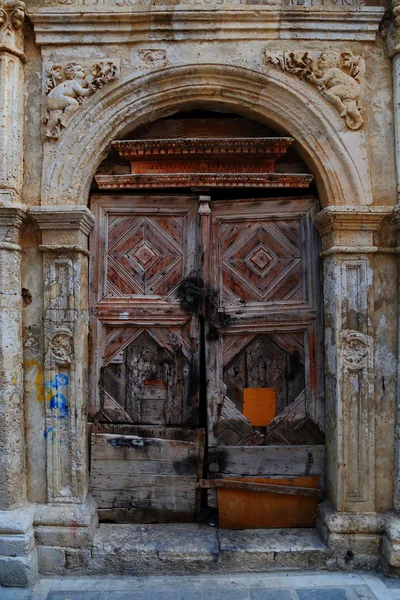 Verweerde deur op de oude binnenstad van chania, Kreta Eiland — Stockfoto