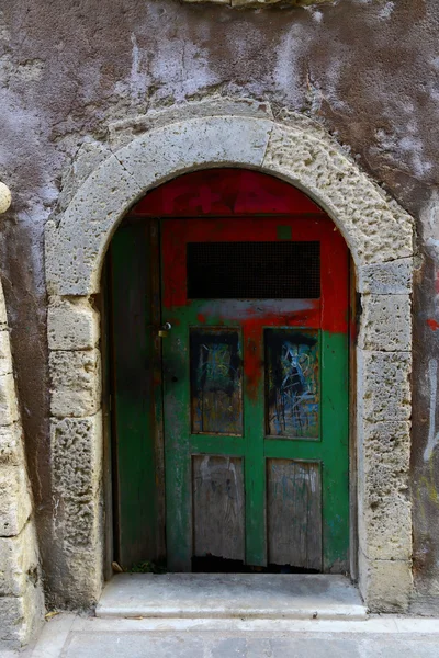 Porta desgastada na cidade velha de Chania, ilha de Creta — Fotografia de Stock