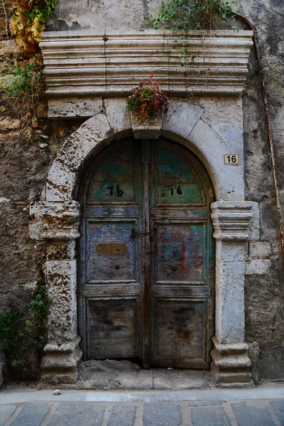 Verweerde deur op de oude binnenstad van chania, Kreta Eiland — Stockfoto