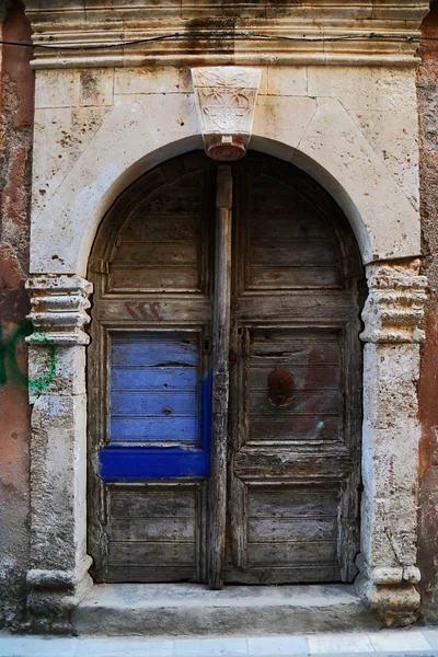 Weathered door on the old town of Chania, Crete island — Stock Photo, Image