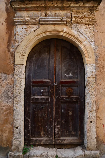 Porta desgastada na cidade velha de Chania, ilha de Creta — Fotografia de Stock