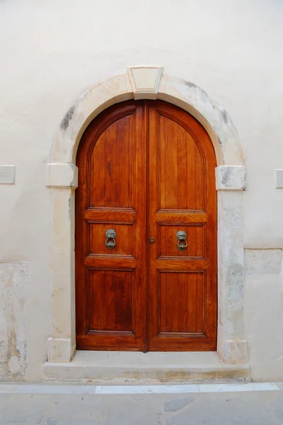 Porta desgastada na cidade velha de Chania, ilha de Creta — Fotografia de Stock