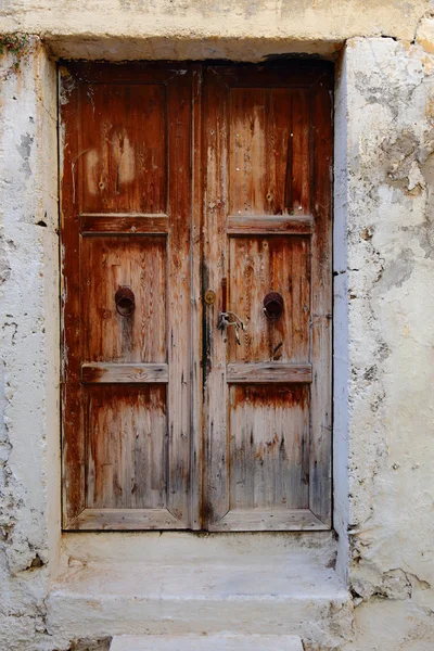 Porta desgastada na cidade velha de Chania, ilha de Creta — Fotografia de Stock