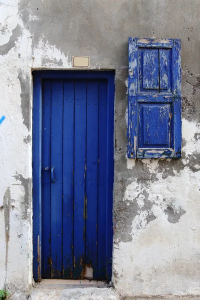 Puerta envejecida en el casco antiguo de Chania, isla de Creta —  Fotos de Stock