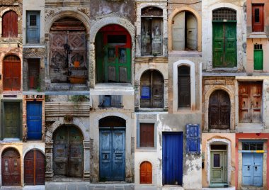 Hanya Girit Adası eski şehir yıpranmış kapılar topluluğu