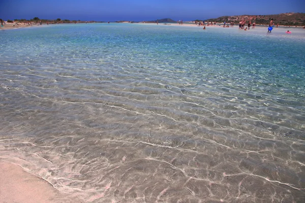 Spiaggia di sabbia rosa con acque cristalline e persone Elafonisi Creta — Foto Stock