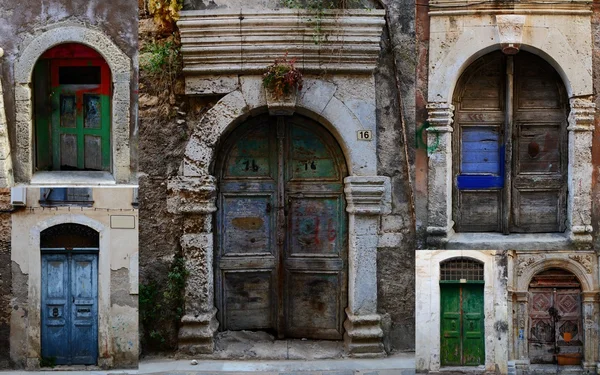 Samling av väderbitna dörrar i gamla stan i chania — Stockfoto