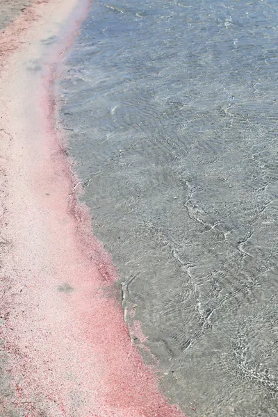 Rosa Sandstrand mit kristallklarem Wasser elafonisi Beton — Stockfoto