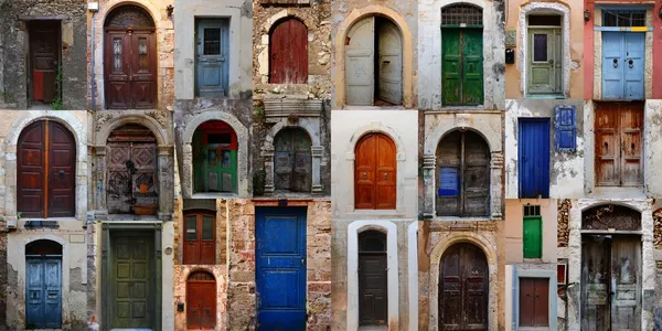 Samling av väderbitna dörrar i gamla stan i chania, Kreta — Stockfoto