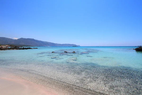 Růžový písčité pláže s křišťálově vody elafonisi Kréta — Stock fotografie