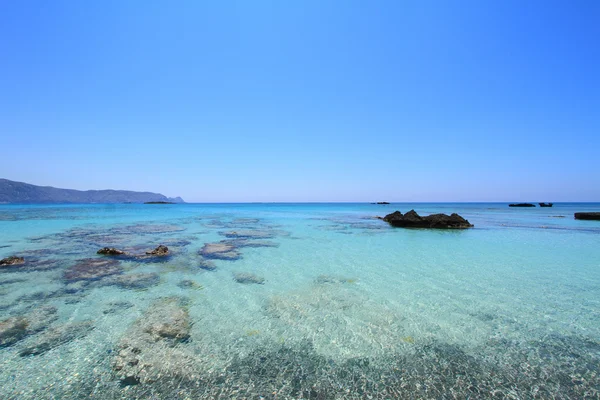 Морской пейзаж с кристально мелкими водами Elafonisi Crete — стоковое фото