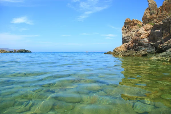 Seascape com penhasco, água clara e céu azul — Fotografia de Stock