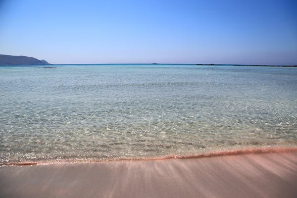 Розовый песчаный пляж с кристально чистой водой Elafonisi Crete — стоковое фото
