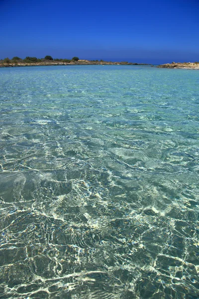 Mantello marino con acque cristalline poco profonde Elafonisi Creta — Foto Stock