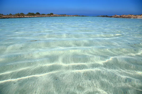 Морской пейзаж с кристально мелкими водами Elafonisi Crete — стоковое фото