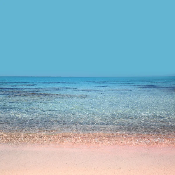 Praia de areia rosa com águas cristalinas Elafonisi Creta — Fotografia de Stock