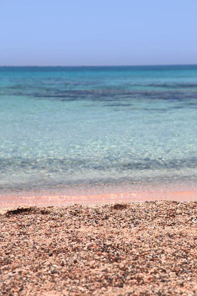 Pink písečná pláž a křišťálově vodách closeup Kréty Elafonisi — Stock fotografie