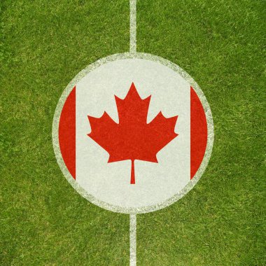 Futbol alanında Merkezi closeup daire içinde Kanada bayrağı ile 