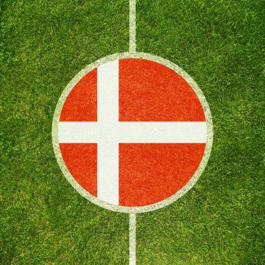 Futbol alanında Merkezi closeup daire içinde Danimarka bayrağı ile 