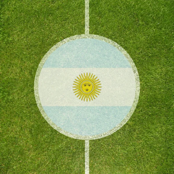 Terrain de football gros plan avec drapeau argentin en cercle — Photo