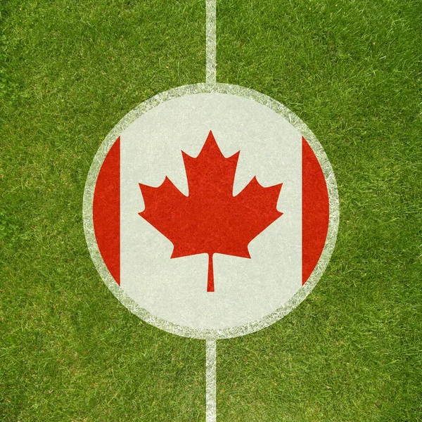 Nahaufnahme Fußballplatz Zentrum mit kanadischer Flagge im Kreis — Stockfoto