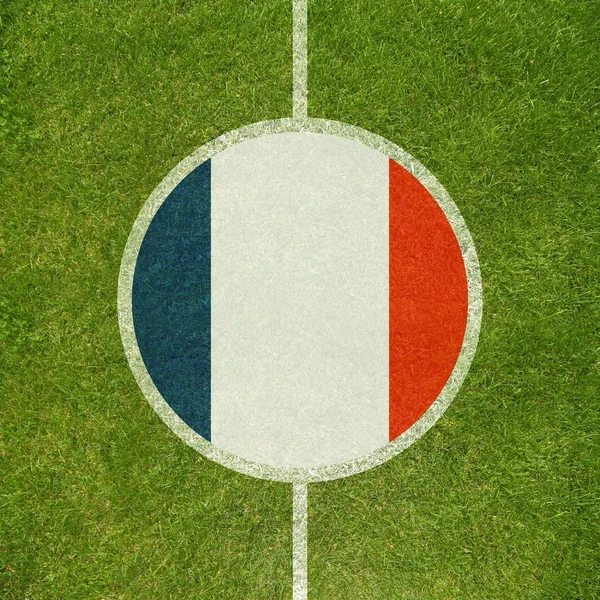 Fotballbane i midten, tett på med fransk flagg i sirkel – stockfoto