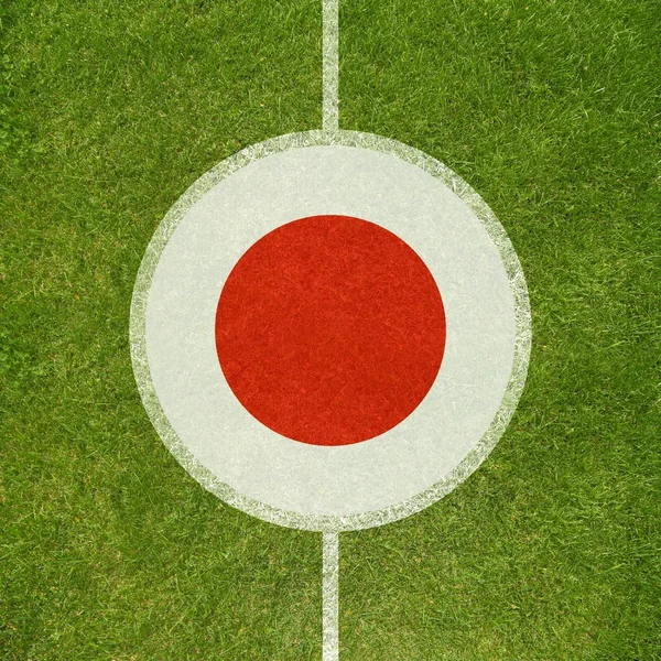 Campo de fútbol centro primer plano con bandera japonesa en círculo —  Fotos de Stock