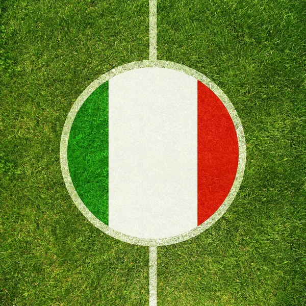 Campo de fútbol centro primer plano con bandera italiana en círculo — Foto de Stock