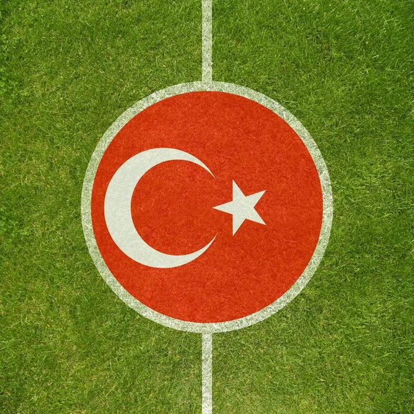Nahaufnahme Fußballplatz Zentrum mit türkischer Flagge im Kreis — Stockfoto