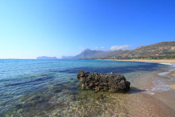 A paisagem marinha da costa com montanhas distantes Falasarna Creta — Fotografia de Stock