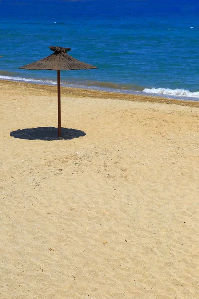 Sonnenschirm aus Holz am Sandstrand — Stockfoto