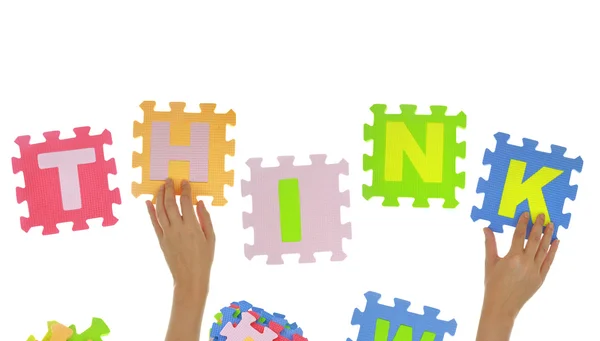 Handen vormen woord denken"" met stukjes van de puzzel geïsoleerd — Stockfoto