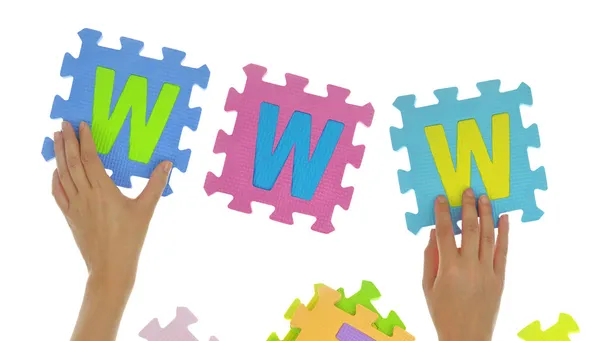 Mani che formano parola "www" con pezzi puzzle isolati — Foto Stock