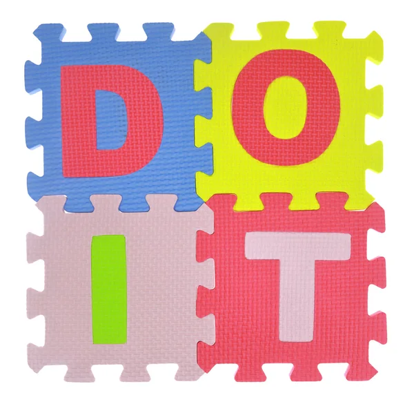 Frase "Do it" feito com peças de quebra-cabeça isoladas — Fotografia de Stock