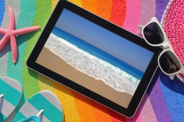plaj havlusu yaz aksesuarları ile tablet  
