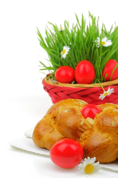 Pão de Páscoa doce com ovos vermelhos e grama verde — Fotografia de Stock