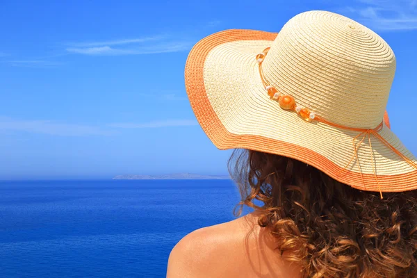 Γυναίκα με καπέλο, με θέα το θαλασσινό τοπίο closeup — Φωτογραφία Αρχείου