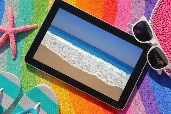 Plaj havlusu yaz aksesuarları ile tablet — Stok fotoğraf